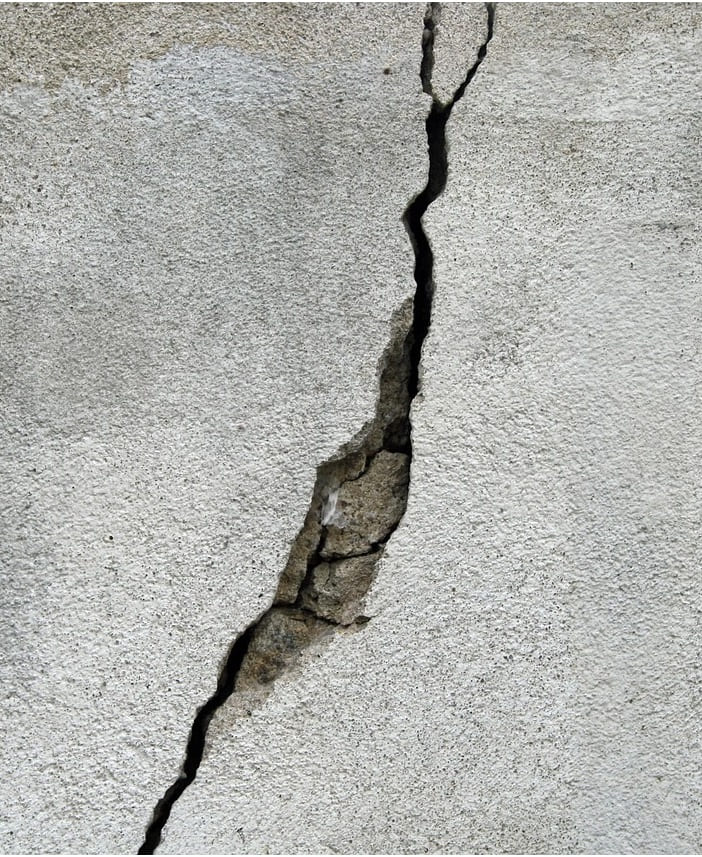 Riss in der Wand – Symbolbild für Wahrheit, Klarheit und radikale Ehrlichkeit